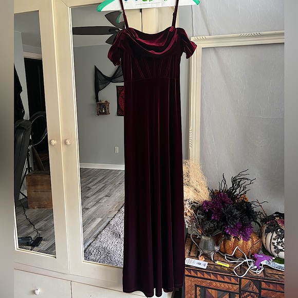 REVELRY LONDON - BURGUNDY VELVET
SIZE 4 (PETITE) Bridesmaid Dress - Picture 5 of 12